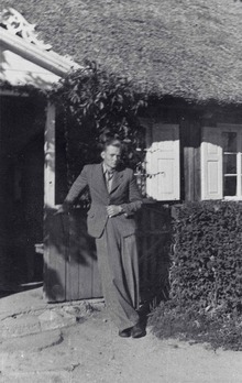 Prieš pasitraukiant į Vakarus. Paskutinė nuotrauka prie tėvų namų. Mončių kaimas, 1944 m. spalio 1 d. Birutės Mončytės-Turauskienės  archyvo nuotr.