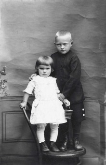Antanas Mončys su seserim Brone Kretingoje. 1926 m. Birutės Mončytės-Turauskienės archyvo nuotr.