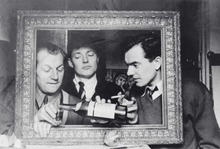 Išeivijos menininkai Vytautas Kasiulis, Antanas Mončys ir Albinas Elskus po V. Kasiulio parodos Christian Gilbert Stiebel galerijoje atidarymo. Paryžius, 1953 m.  AMNM archyvo nuotr.