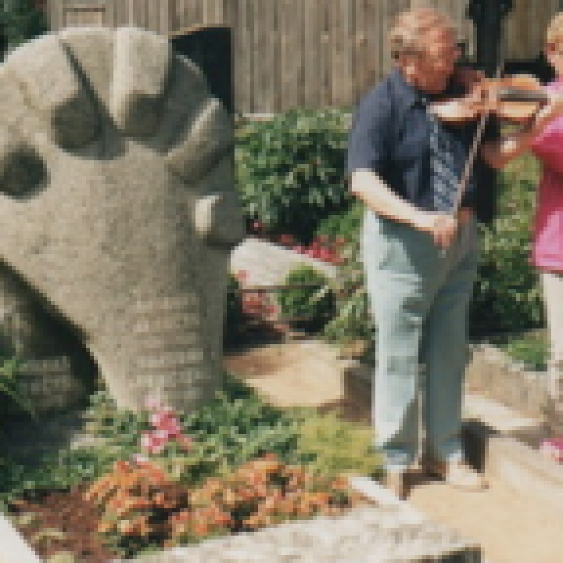 Julius Veblaitis ir Loreta Birutė Turauskaitė minint skulptoriaus mirties metines. 1994 m. J. Vebalaičio archyvo nuotr.